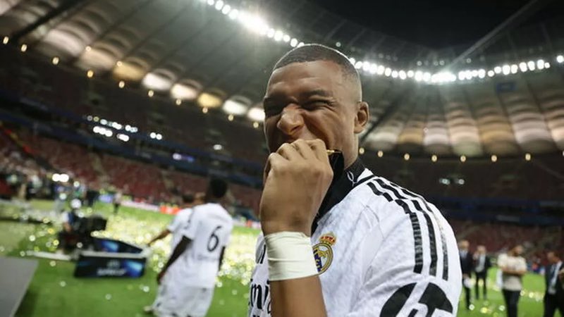 Cầu thủ Kylian Mbappe - Sứ mệnh để sánh ngang với những huyền thoại